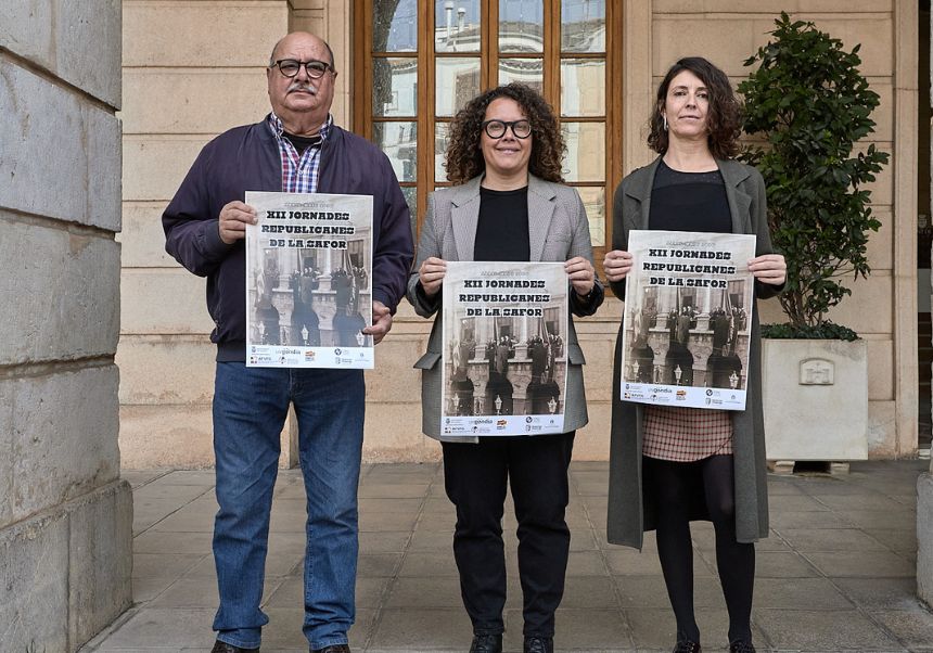 Salvador Sanchis, president de l’Associació Republicana de la Safor; Alícia Izquierdo, regidora de Memòria Democràtica, i Carme Melo, directora d'UVgandia